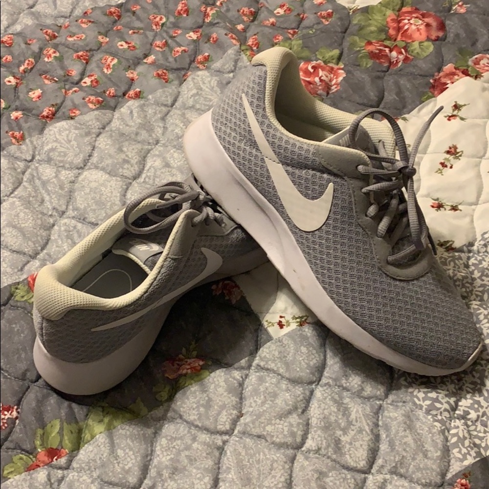 Women’s Nike running shoes. Good condition 😊